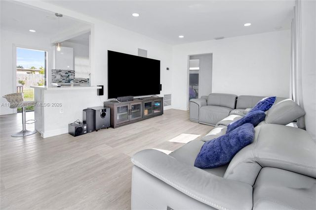 911 NW 142nd St, Miami, FL 33168