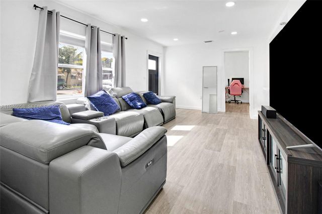 911 NW 142nd St, Miami, FL 33168