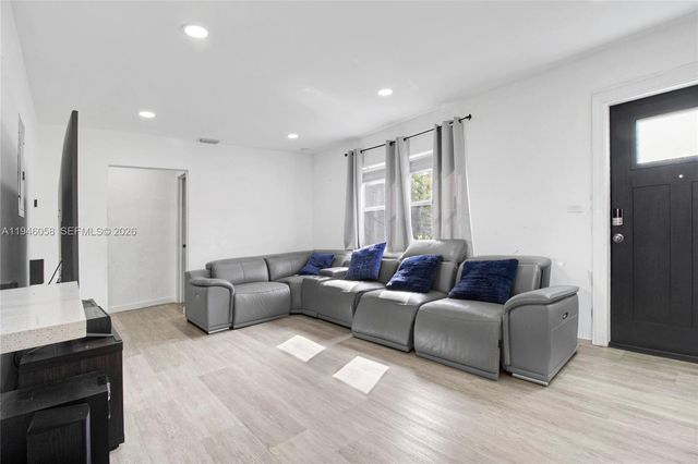 911 NW 142nd St, Miami, FL 33168