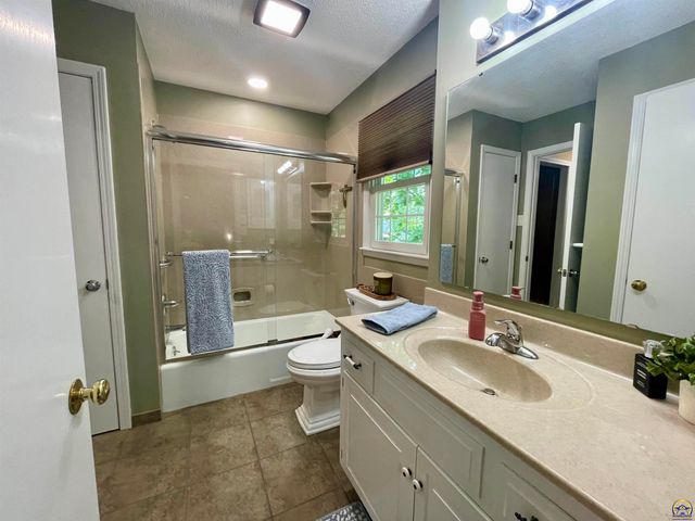 3310 SW Randolph AVE, Topeka, KS 66611