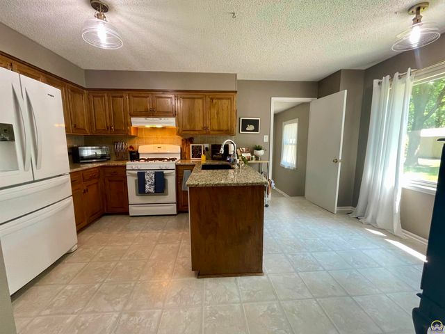 3310 SW Randolph AVE, Topeka, KS 66611