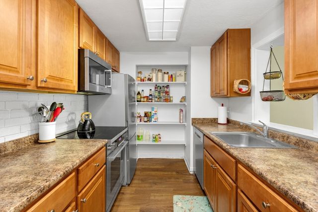 60 Greentree Ln 38, Weymouth, MA 02190