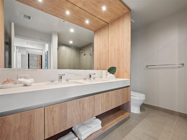 11 NE 6th St 301, Miami, FL 33132