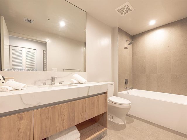 11 NE 6th St 301, Miami, FL 33132