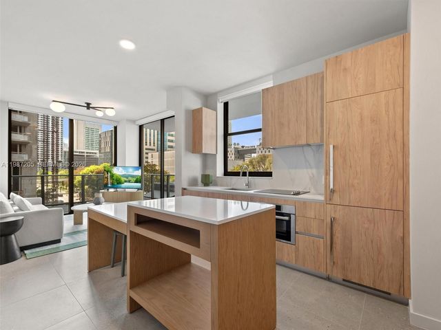 11 NE 6th St 301, Miami, FL 33132