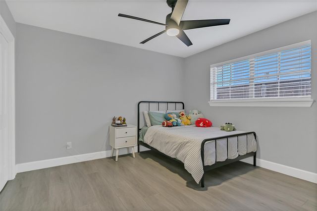 5122 Braesheather Drive, Houston, TX 77096