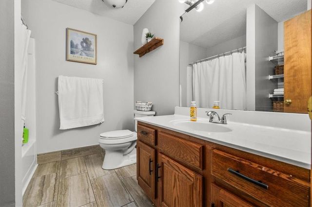 2338 NE Overbrook Drive, Blue Springs, MO 64029