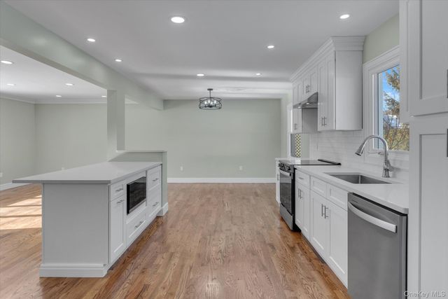 23 Catherwood Crescent, Melville, NY 11747