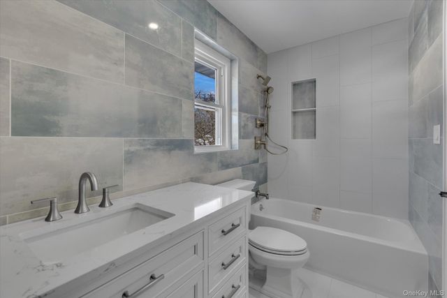 23 Catherwood Crescent, Melville, NY 11747