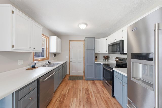 8226 Hillside Trail S, Cottage Grove, MN 55016