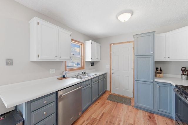 8226 Hillside Trail S, Cottage Grove, MN 55016