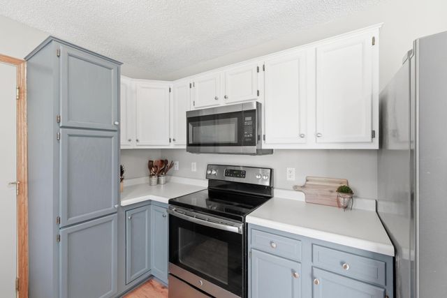 8226 Hillside Trail S, Cottage Grove, MN 55016