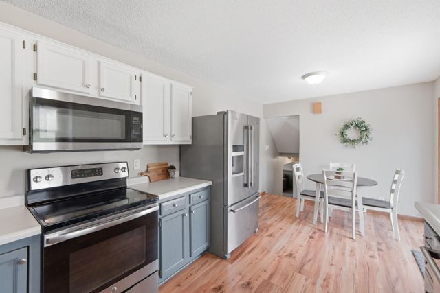 8226 Hillside Trail S, Cottage Grove, MN 55016