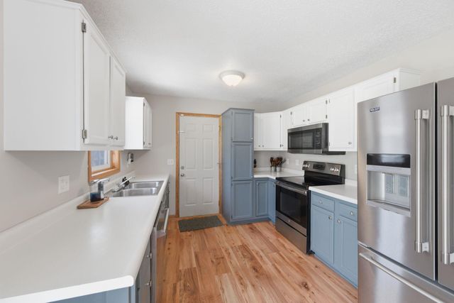 8226 Hillside Trail S, Cottage Grove, MN 55016