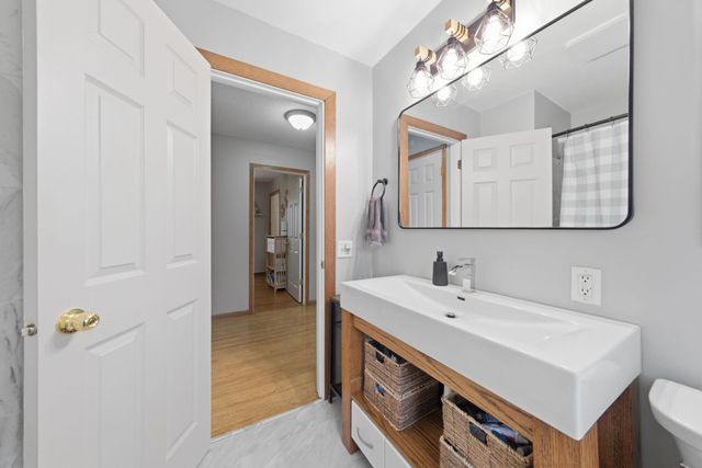 8226 Hillside Trail S, Cottage Grove, MN 55016