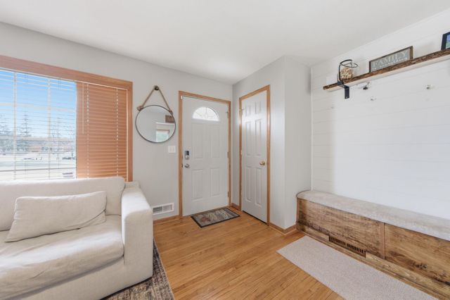 8226 Hillside Trail S, Cottage Grove, MN 55016