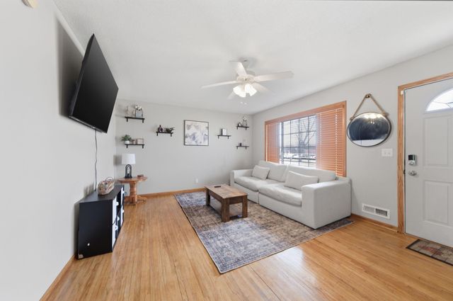 8226 Hillside Trail S, Cottage Grove, MN 55016