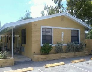 700 NE 1st Ct 2, Hallandale Beach, FL 33009