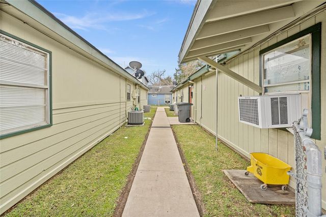 2200 Peach Avenue 3, Bay City, TX 77414