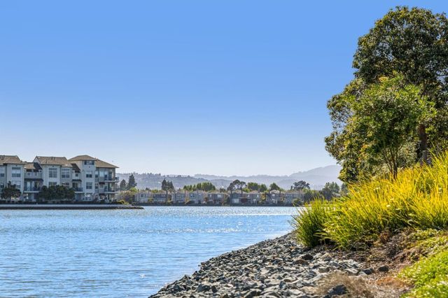 392 Saint Martin Drive, Redwood Shores, CA 94065
