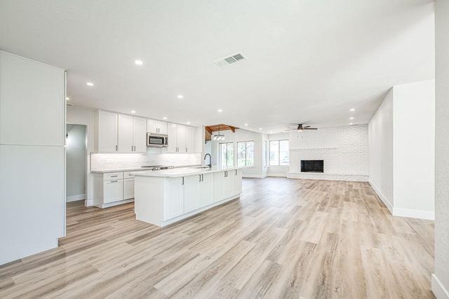 8453 N 1st Street, Fresno, CA 93720