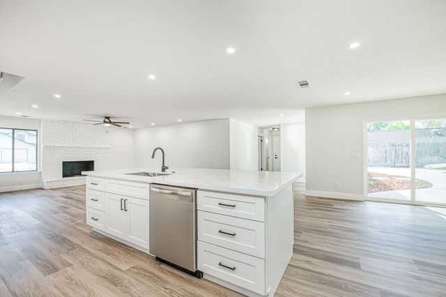 8453 N 1st Street, Fresno, CA 93720