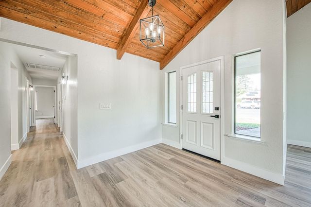 8453 N 1st Street, Fresno, CA 93720