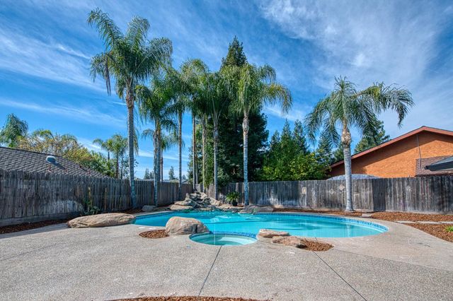 8453 N 1st Street, Fresno, CA 93720