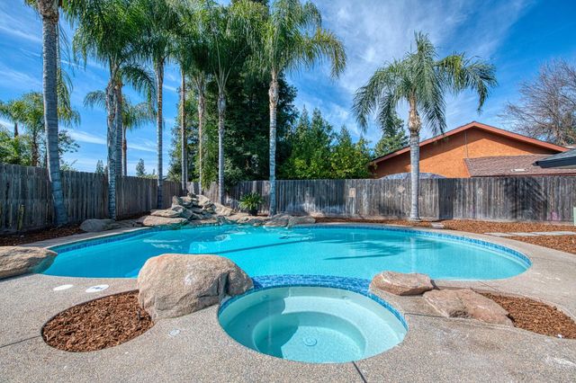 8453 N 1st Street, Fresno, CA 93720