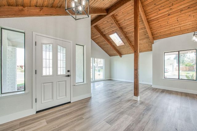 8453 N 1st Street, Fresno, CA 93720