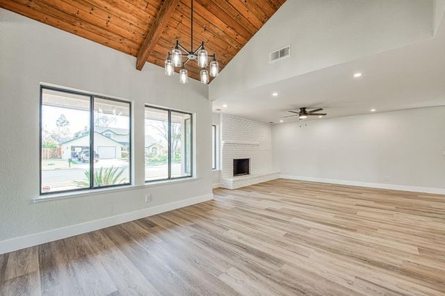 8453 N 1st Street, Fresno, CA 93720