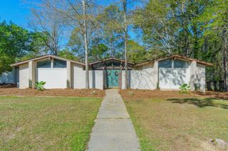100 Pinewood Dr., Hattiesburg, MS 39402