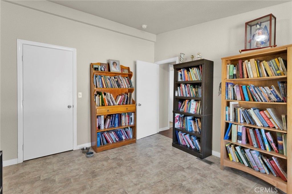 Image 26 of property listing at 10532 Acanthus Street, Phelan, CA 92371