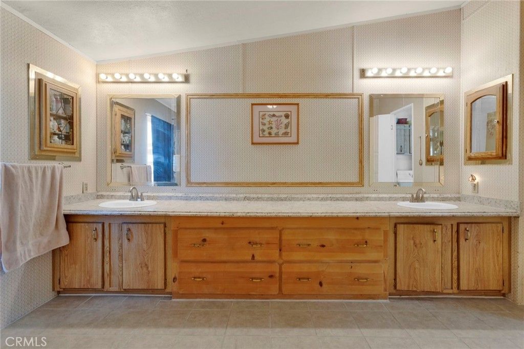 Image 33 of property listing at 10532 Acanthus Street, Phelan, CA 92371
