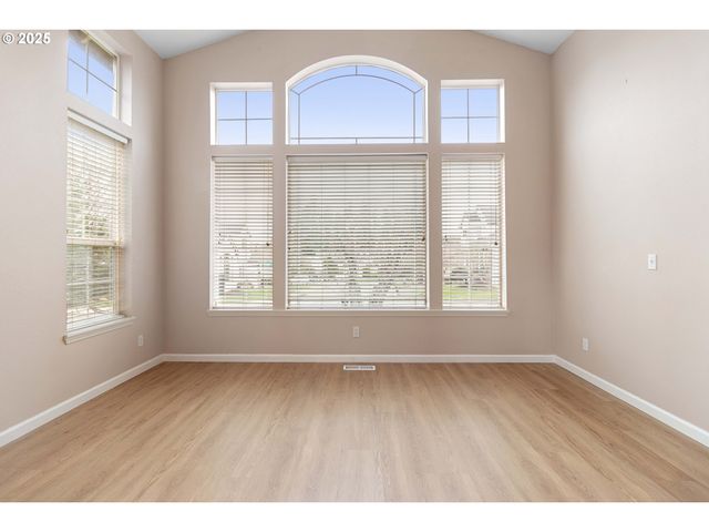 16590 Nw AVONDALE Dr, Beaverton, OR 97006