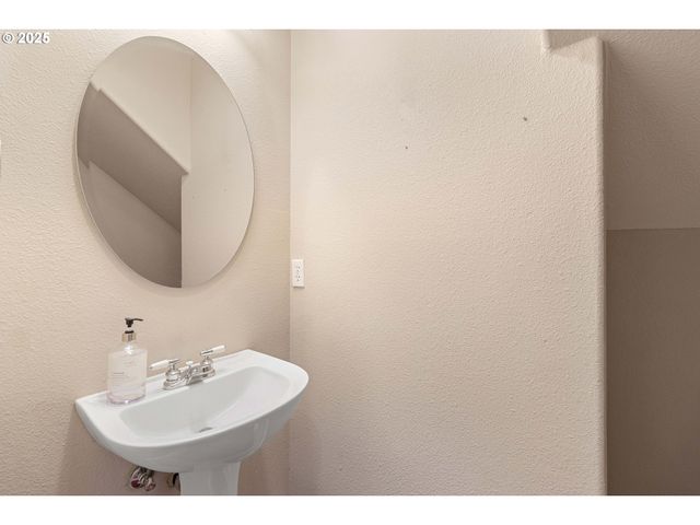 16590 Nw AVONDALE Dr, Beaverton, OR 97006