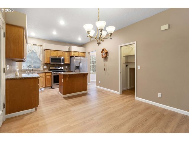 16590 Nw AVONDALE Dr, Beaverton, OR 97006