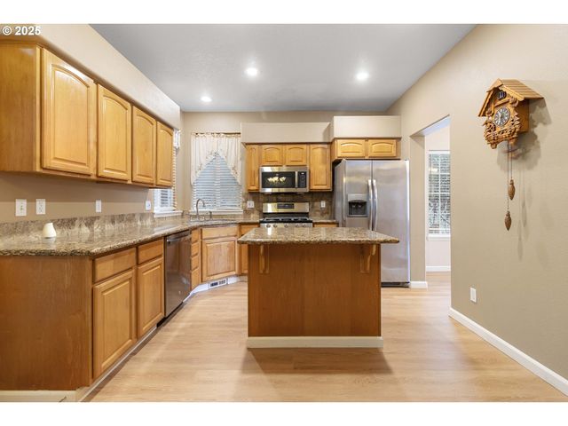 16590 Nw AVONDALE Dr, Beaverton, OR 97006