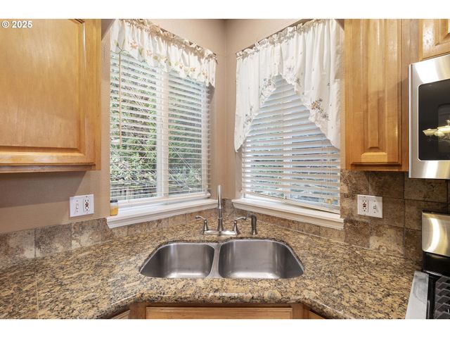 16590 Nw AVONDALE Dr, Beaverton, OR 97006