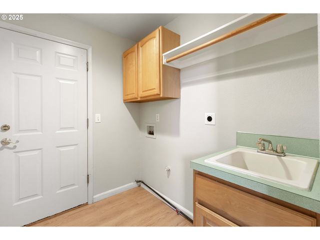 16590 Nw AVONDALE Dr, Beaverton, OR 97006