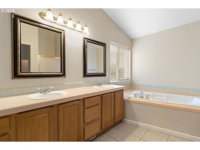 16590 Nw AVONDALE Dr, Beaverton, OR 97006