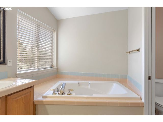 16590 Nw AVONDALE Dr, Beaverton, OR 97006