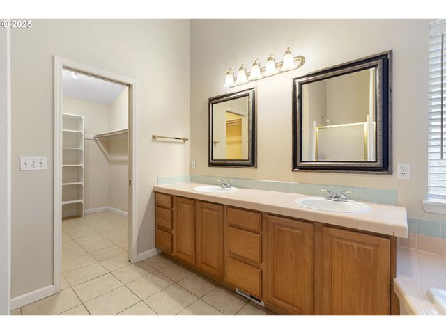 16590 Nw AVONDALE Dr, Beaverton, OR 97006