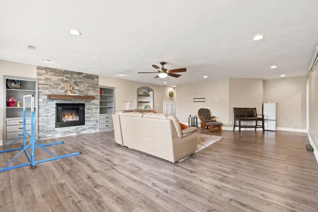 2418 W Crestwood Street, Ozark, MO 65721