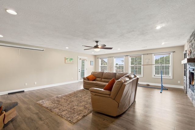 2418 W Crestwood Street, Ozark, MO 65721