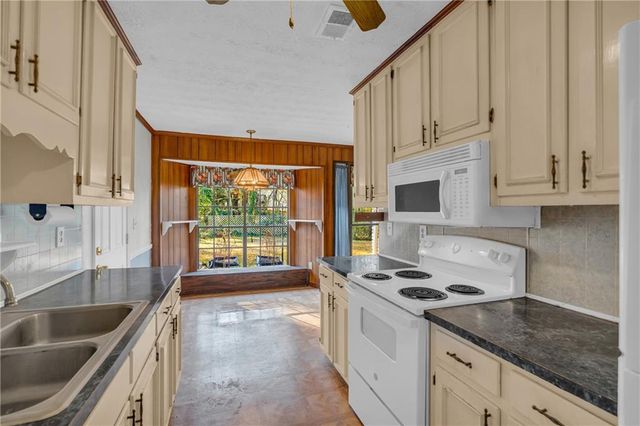 1999 Sewing Circle, Lithonia, GA 30058