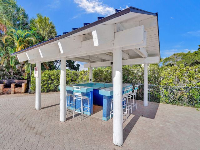 2200 S CYPRESS BEND Drive 707, Pompano Beach, FL 33069