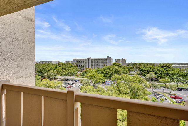 2200 S CYPRESS BEND Drive 707, Pompano Beach, FL 33069