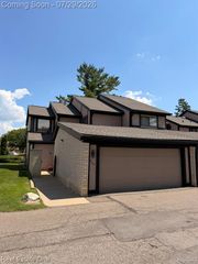 5112 Rock Run Street, West Bloomfield, MI 48322