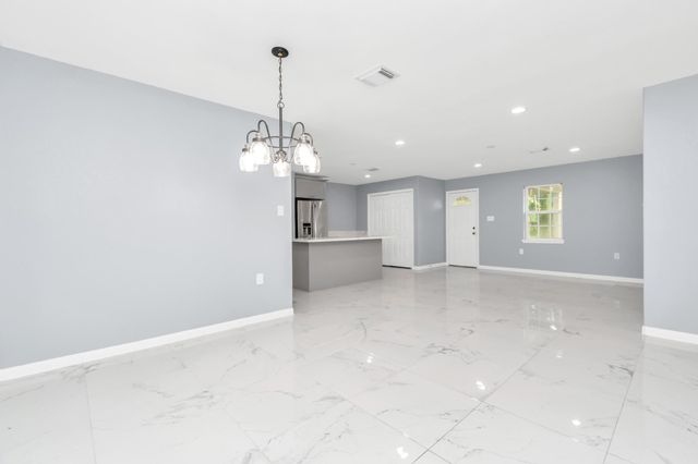 2826 W Fm 1462, Rosharon, TX 77583